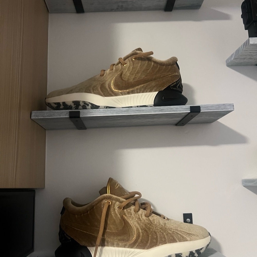 Nike Men's Tan and Black Sneakers